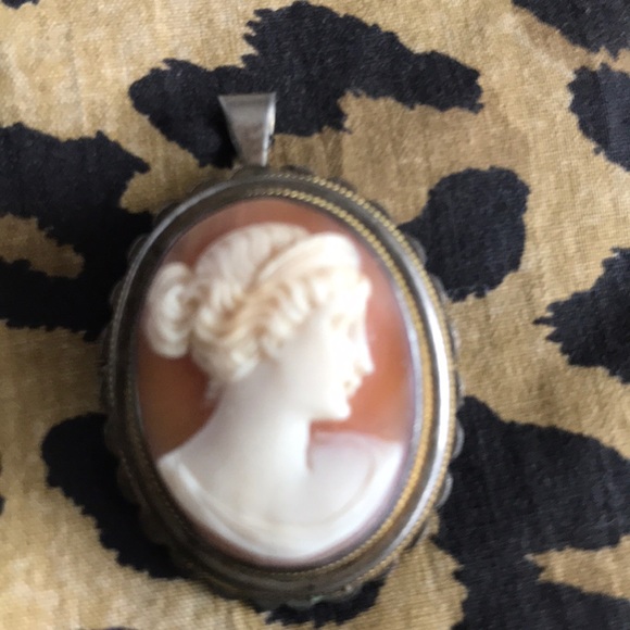 Jewelry - Genuine cameo..Pendant🌺